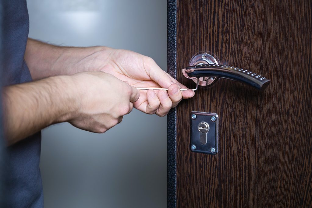 Locksmith replacing door lock to new after losing keys